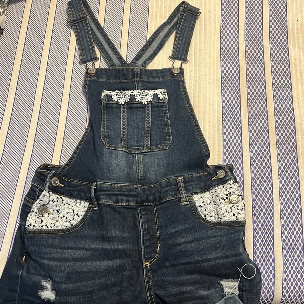 I’m selling a cute, floral overall shorts